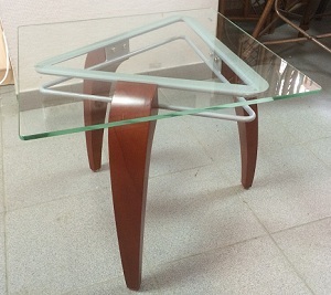 Треугольный стол с закаленным стеклом и рисунком